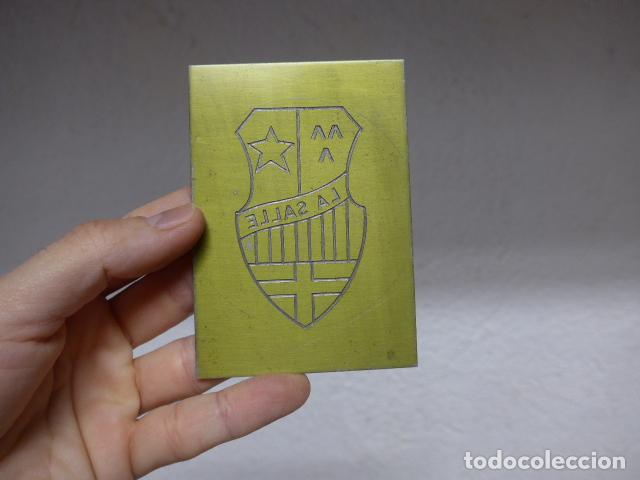 Pins de colecci&oacute;n: Antigua plancha con escudo del colegio LA SALLE, original, de imprenta ? Escuela.
