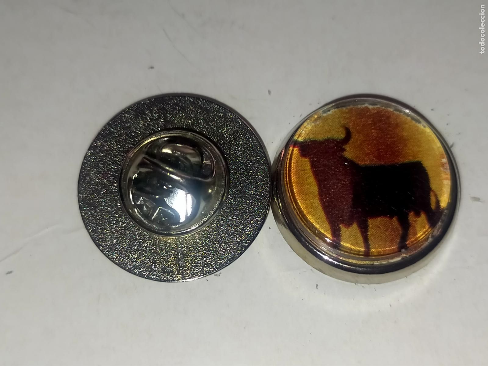 Collection pins: PIN REDONDO METAL - brandy Magno toro de Osborne