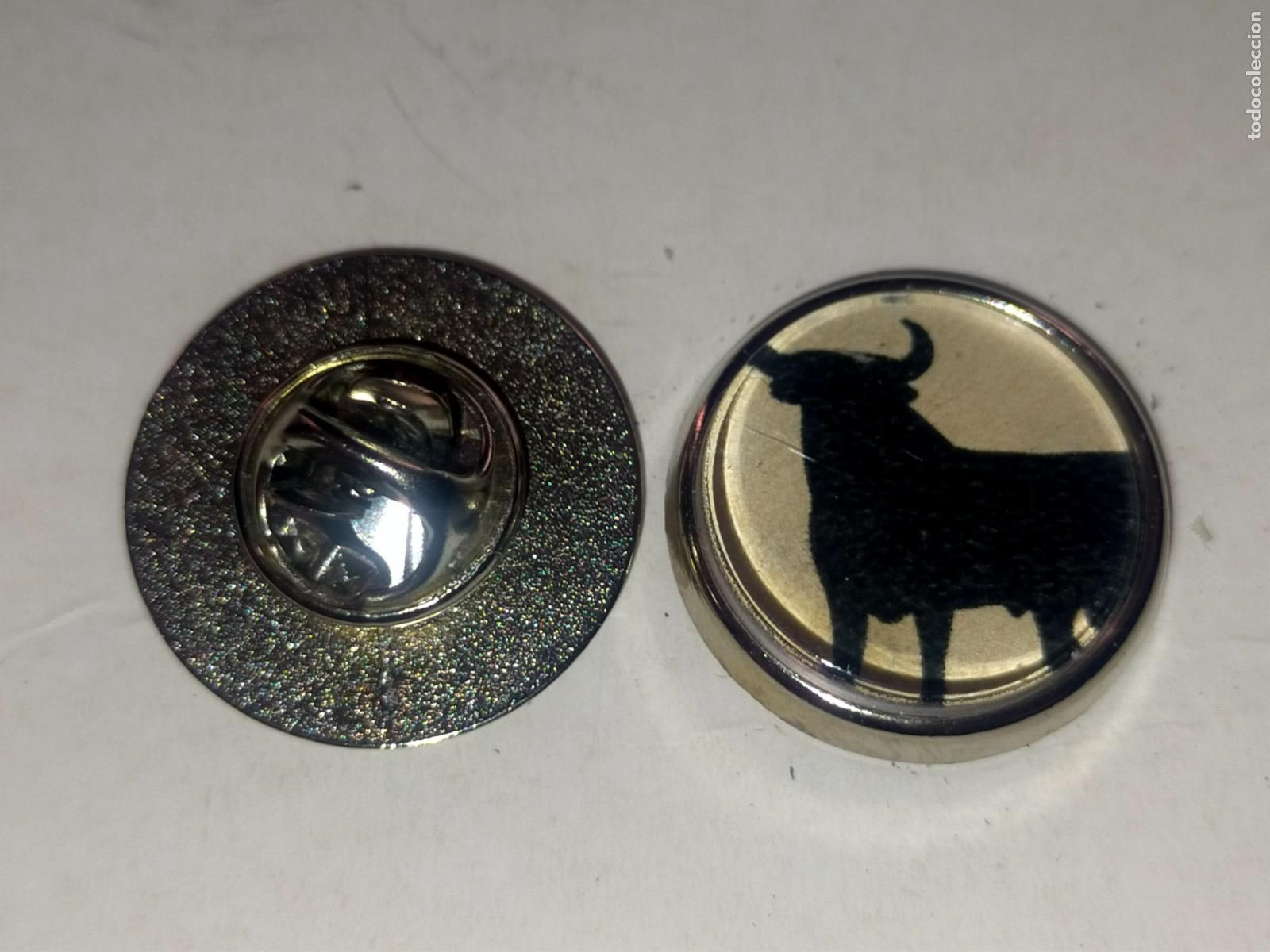 Pins de colecci&oacute;n: PIN REDONDO METAL - brandy Magno toro de Osborne