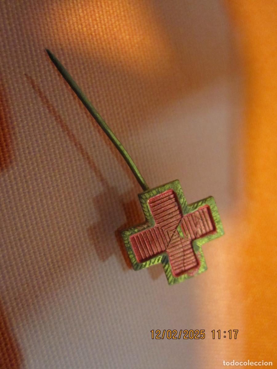 Pins de colecci&oacute;n: PIN ANTIGUA INSIGNIA ALFILER AGUJA CRUZ ROJA METAL ( CAN13 )