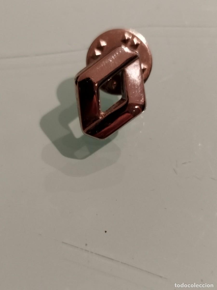 Pins de colecci&oacute;n: Antiguo pin Renault, coche publicidad.