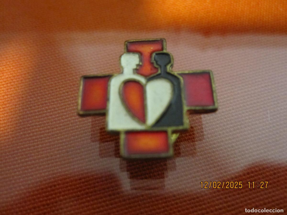 Pins de colecci&oacute;n: ANTIGUA INSIGNIA DE OJAL DE LA CRUZ ROJA