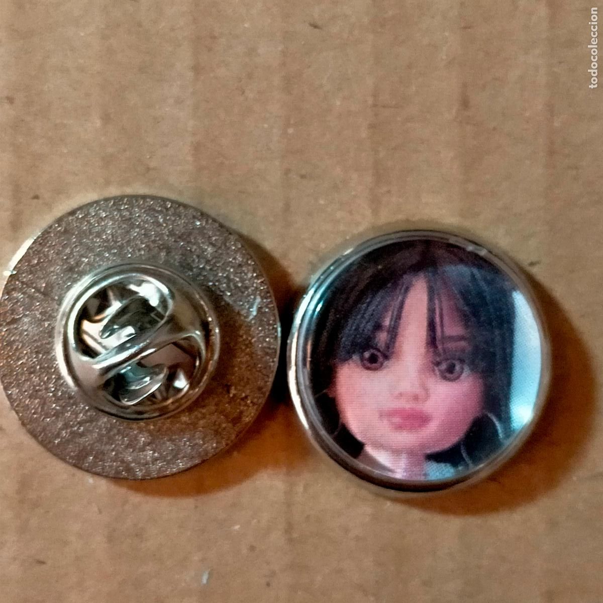 Pins e Spille di collezione: PIN REDONDO METAL - juguetes mu&ntilde;ecas Nancy