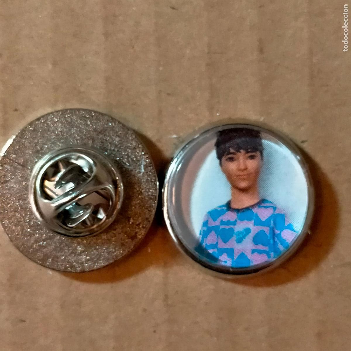 Pins de colecci&oacute;n: PIN REDONDO METAL - juguetes mu&ntilde;ecas Barbie o Ken