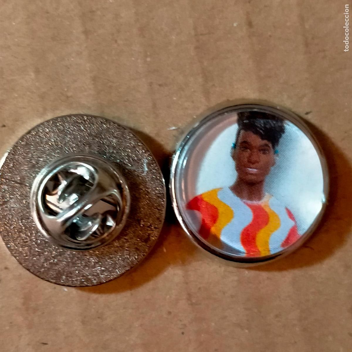 Pins de colecci&oacute;n: PIN REDONDO METAL - juguetes mu&ntilde;ecas Barbie o Ken