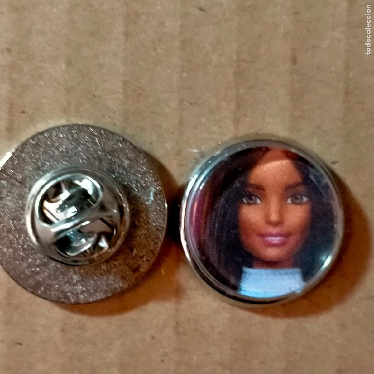 Pins de colecci&oacute;n: PIN REDONDO METAL - juguetes mu&ntilde;ecas Barbie o Ken