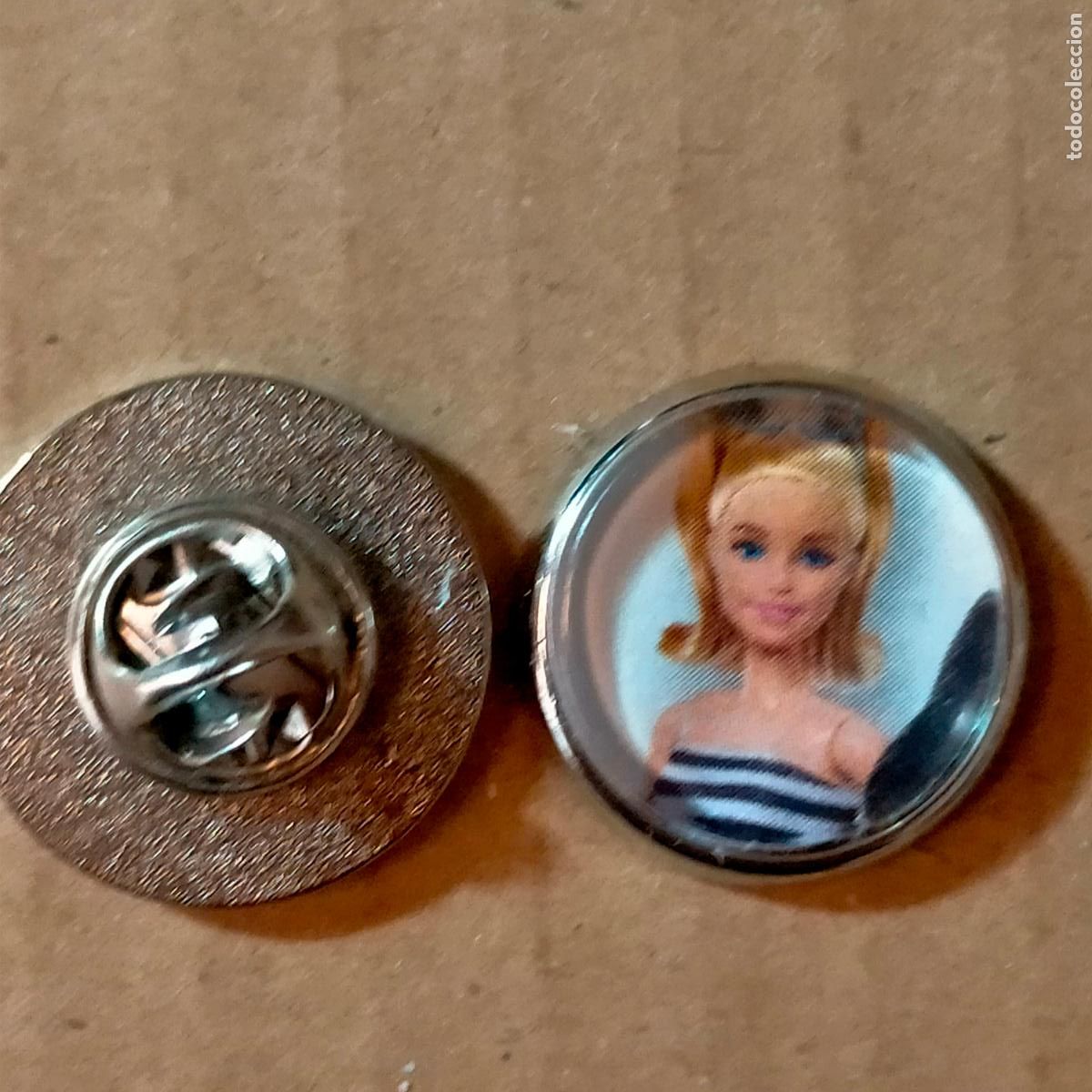 Pins de colecci&oacute;n: PIN REDONDO METAL - juguetes mu&ntilde;ecas Barbie o Ken