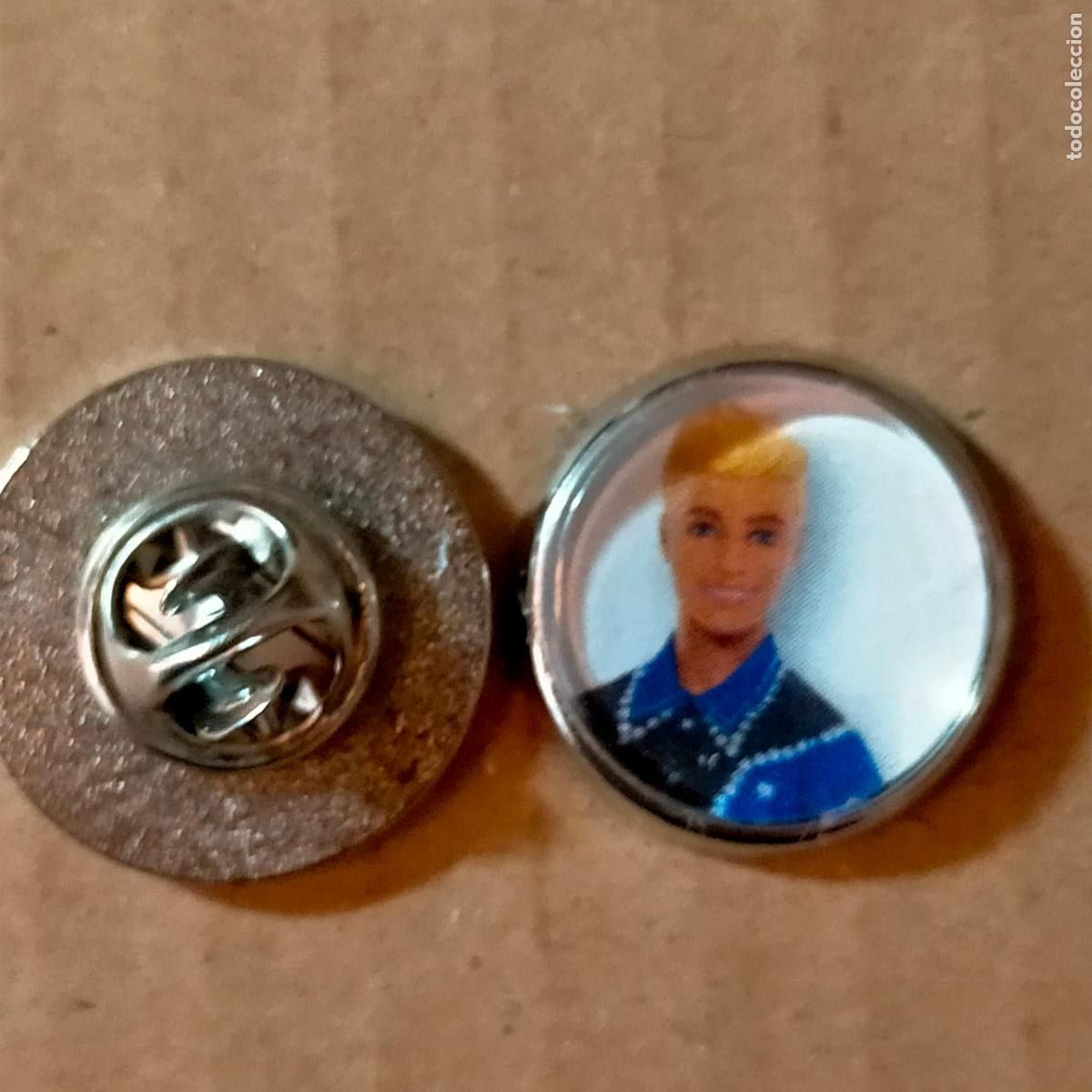 Pins de colecci&oacute;n: PIN REDONDO METAL - juguetes mu&ntilde;ecas Barbie o Ken