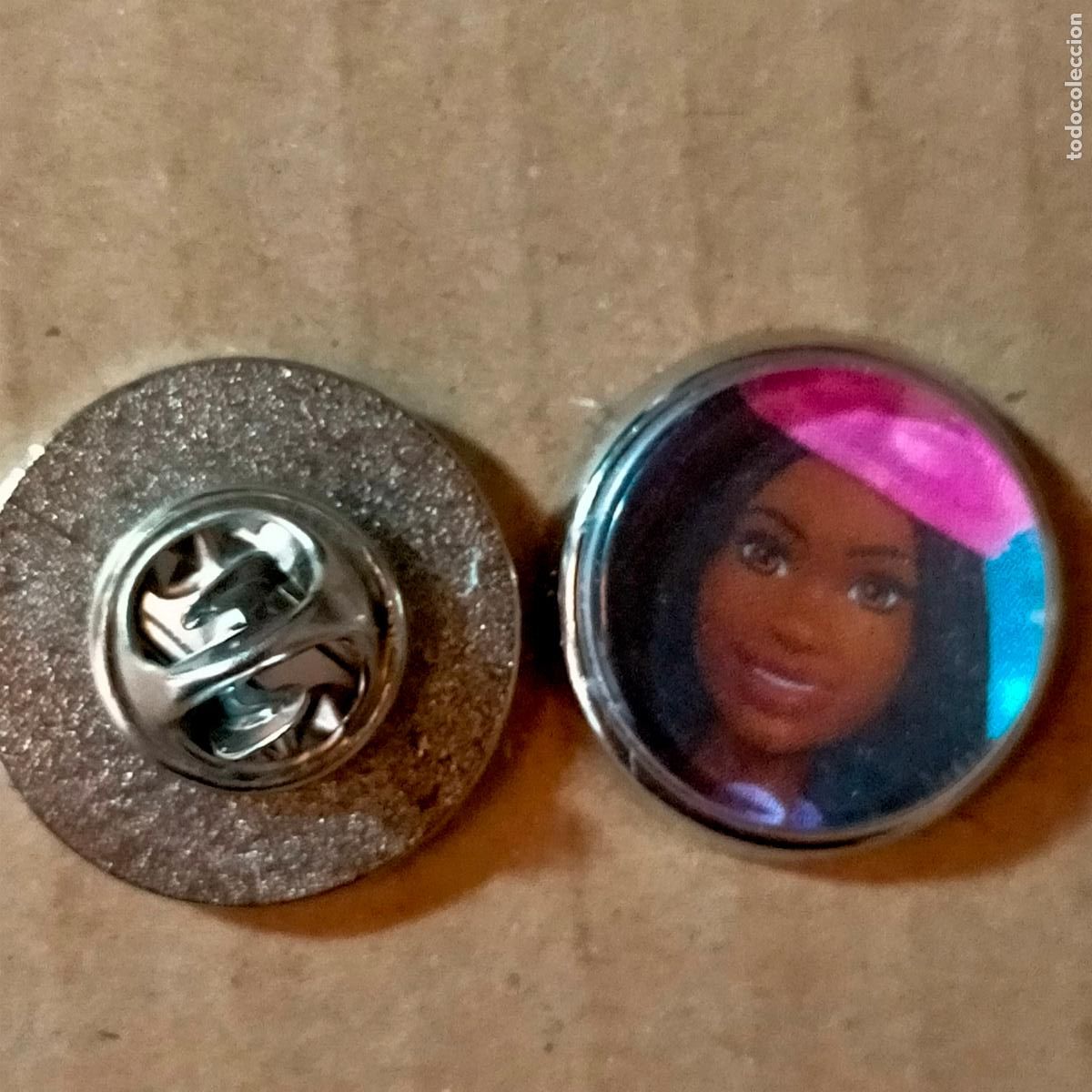 Pins de colecci&oacute;n: PIN REDONDO METAL - juguetes mu&ntilde;ecas Barbie o Ken
