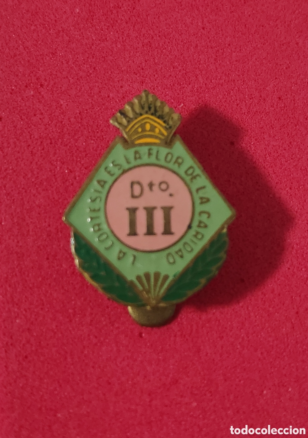 Pins de colecci&oacute;n: Antigua insignia pin de ojal o solapa la cortes&iacute;a es la flor de caridad