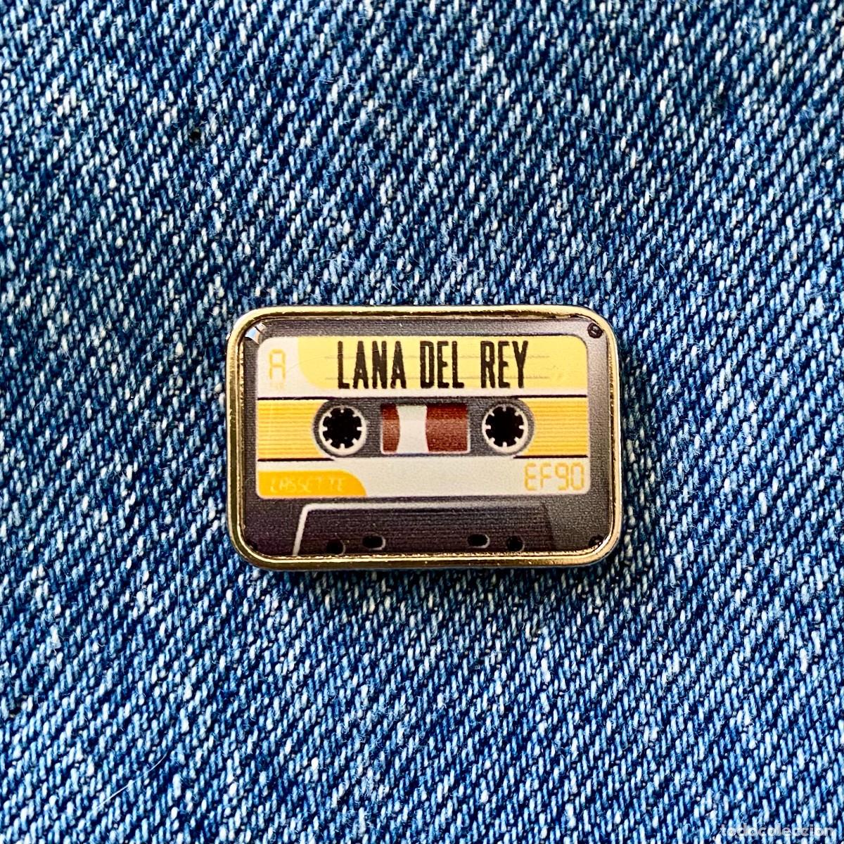 Collection pins: PIN METAL Y RESINA CINTA DE CASSETTE CASETE MEDIDA 2.7X2 CMS. NUEVO SIN USO LANA DEL REY