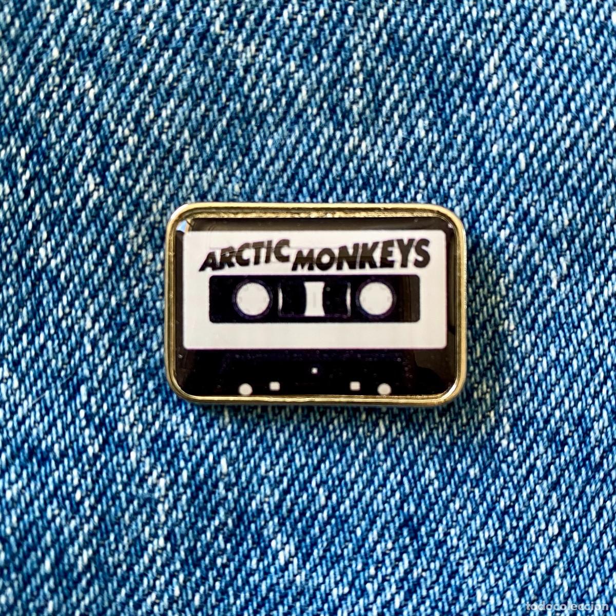 Pin's de collection: PIN METAL Y RESINA CINTA DE CASSETTE CASETE MEDIDA 2.7X2 CMS. NUEVO SIN USO ARCTIC MONKEYS