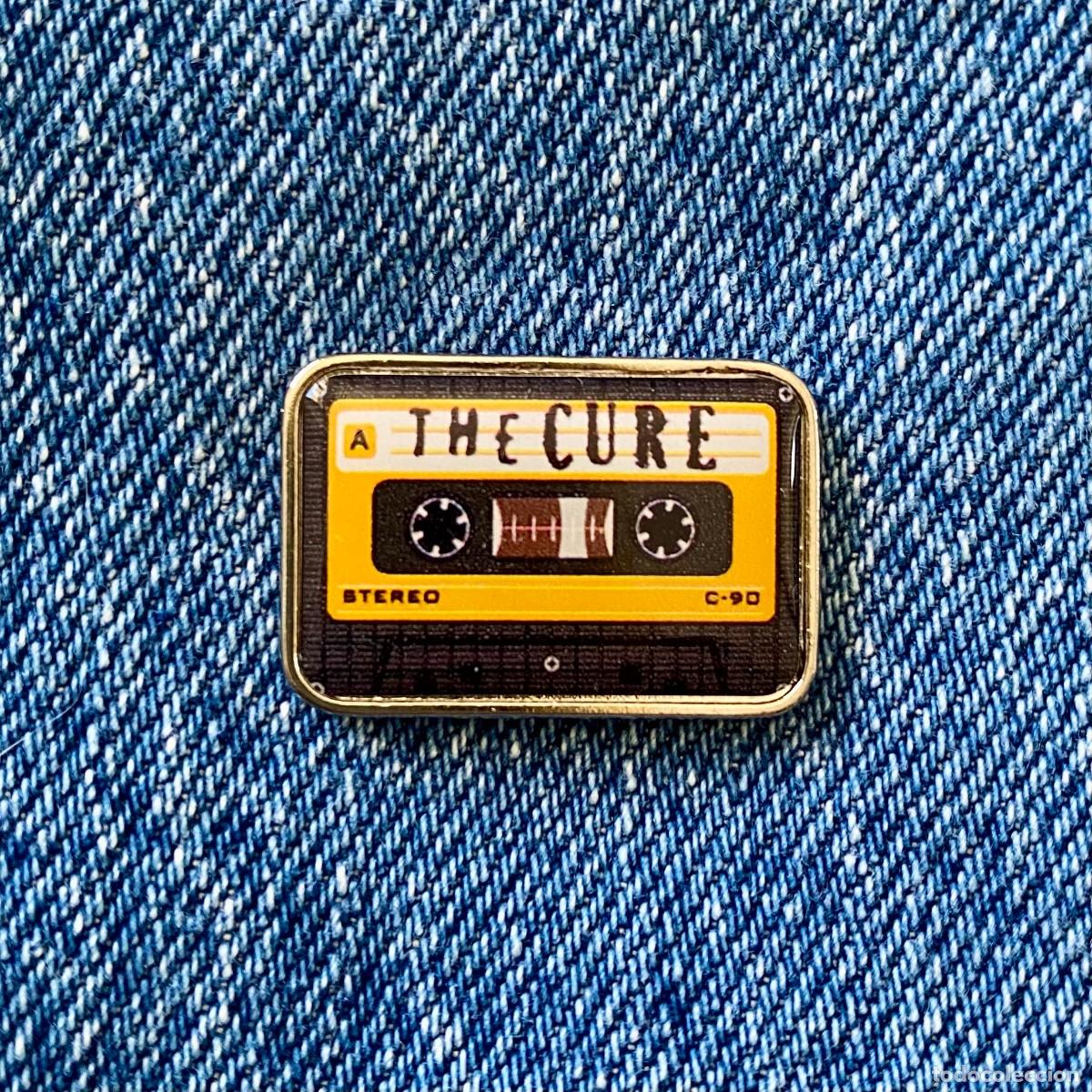 Pins de colecci&oacute;n: PIN METAL Y RESINA CINTA DE CASSETTE CASETE MEDIDA 2.7X2 CMS. NUEVO SIN USO THE CURE ROBERT SMITH