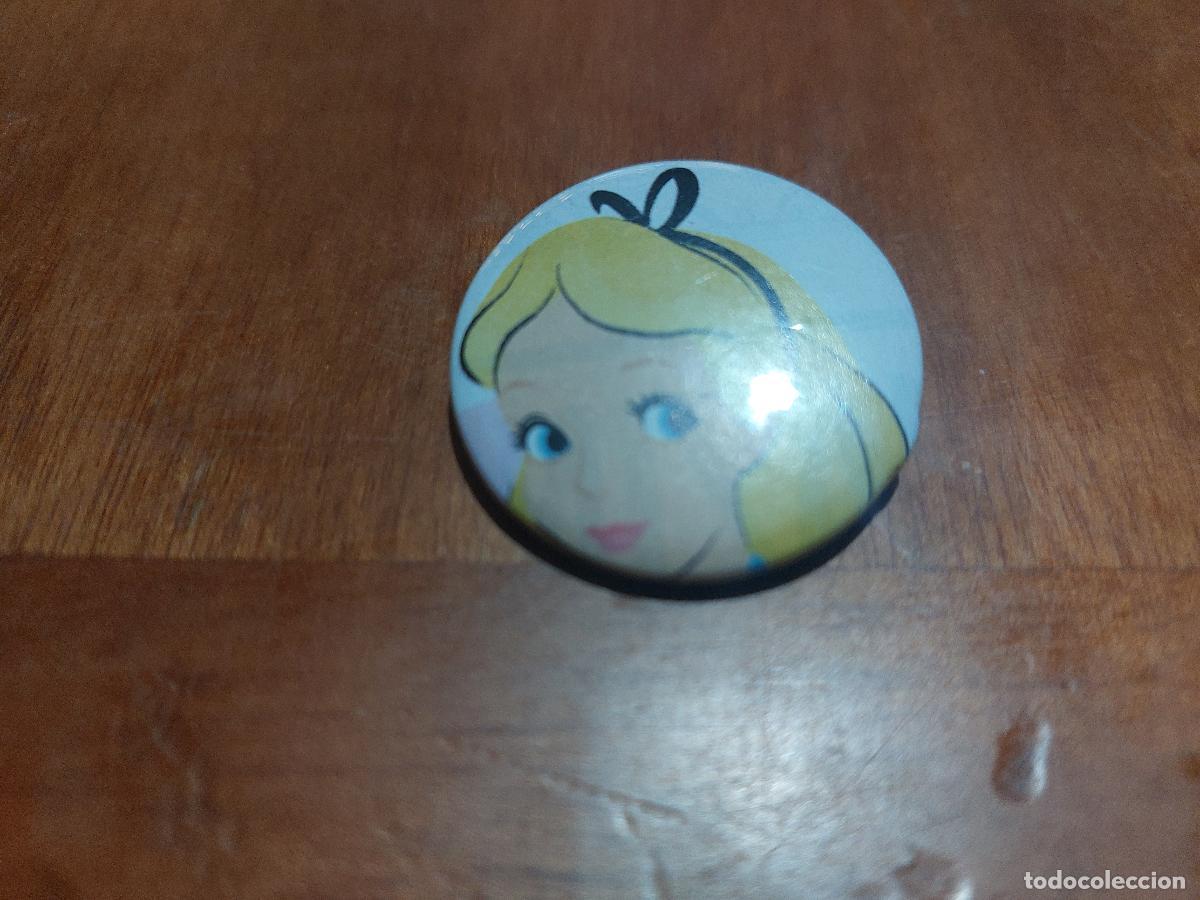 Pins de colecci&oacute;n: ALICIA EN EL PAIS DE LAS MARAVILLAS COMIC CHAPA. PIN. 0,31 MM. MET&Aacute;LICA POR DETR&Aacute;S. SIN USO. DIFICIL