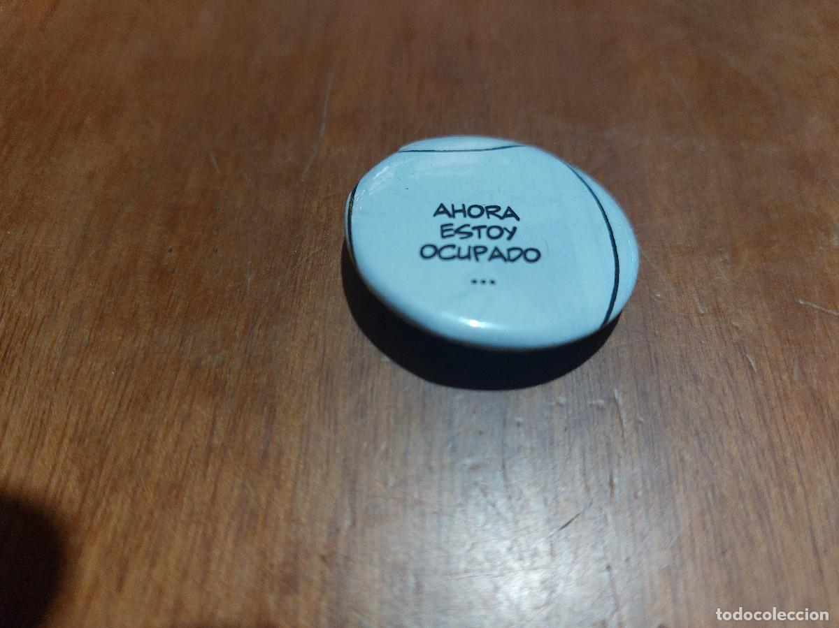 Pins de colecci&oacute;n: AHORA ESTOY OCUPADO. BOCADILLO COMIC CHAPA. PIN. 0,31 MM. MET&Aacute;LICA POR DETR&Aacute;S. SIN USO. DIFICIL