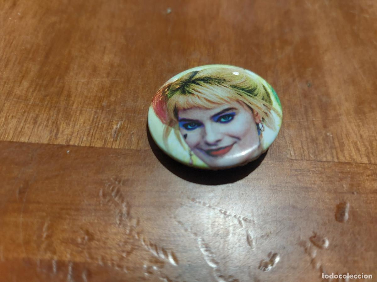 Pins de colecci&oacute;n: HARLEY QUINN. CINE. CHAPA PIN. 0,31 MM MET&Aacute;LICA POR DETR&Aacute;S. SIN USO. DIFICIL
