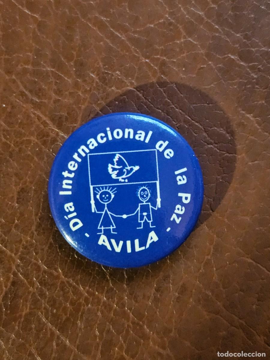 Pins de colecci&oacute;n: Chapa pin D&Iacute;A INTERNACIONAL DE LA PAZ - &Aacute;VILA - Mediados de los 90