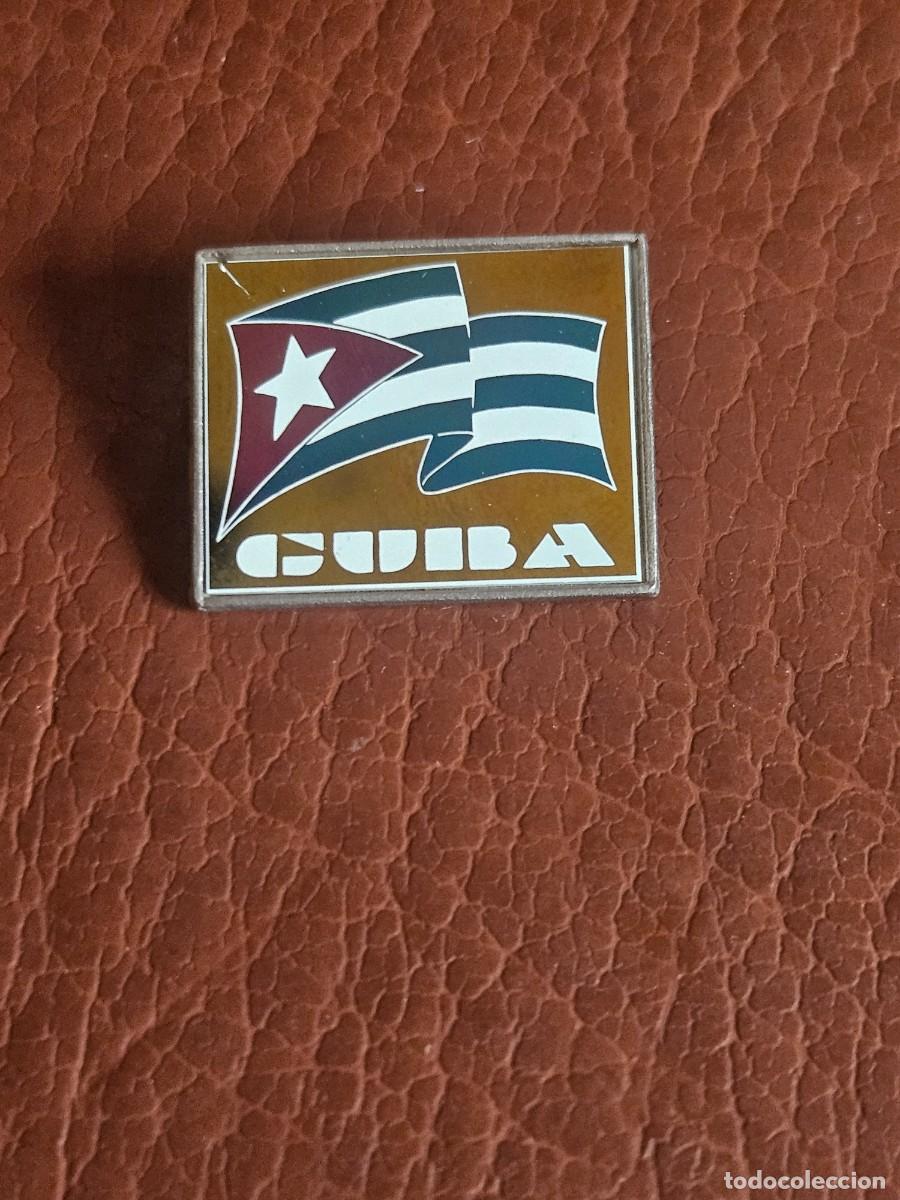 Pins de colecci&oacute;n: Pin - BANDERA CUBANA - CUBA - Sobre fondo dorado