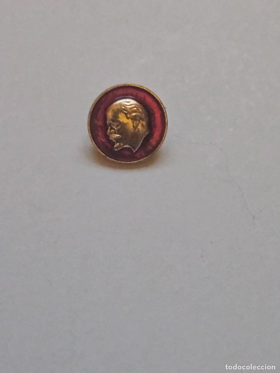 Pins de colecci&oacute;n: Pin peque&ntilde;o - LENIN - marco circular - efigie dorada sobre fondo rojo - aguja imperdible