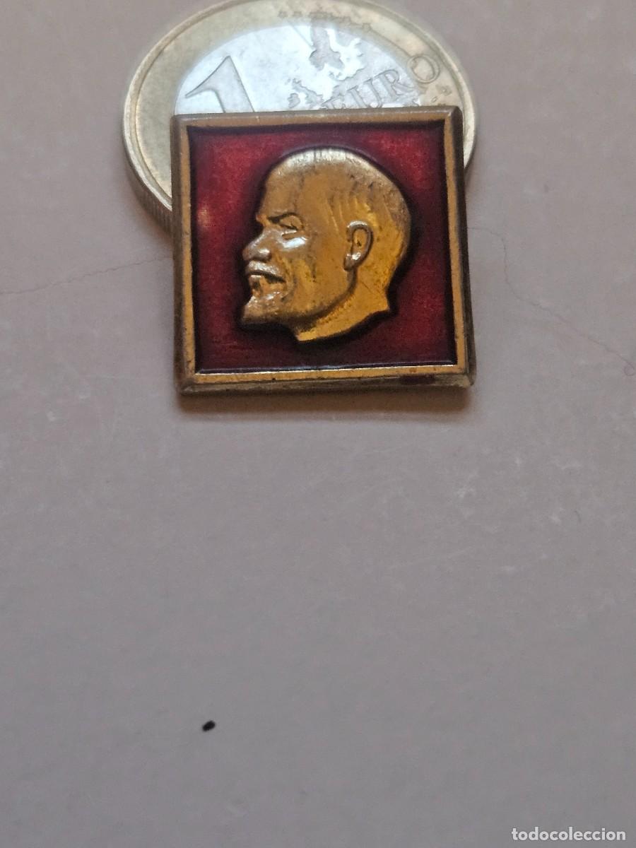 Pins de colecci&oacute;n: Pin - LENIN - marco rectangular - efigie dorada sobre fondo rojo - aguja imperdible