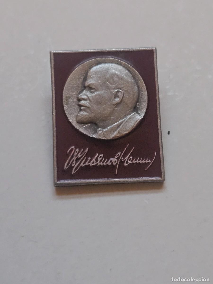 Pins de colecci&oacute;n: Pin - LENIN - marco cuadro con bordes plateados - efigie plateada sobre fondo rojo aguja imperdible