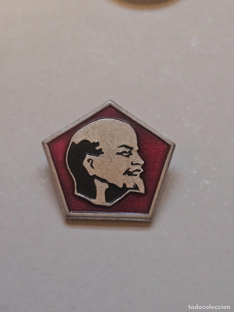 Pins de colecci&oacute;n: Pin - LENIN - marco pentagonal - efigie dorada y negra sobre fondo rojo - aguja imperdible