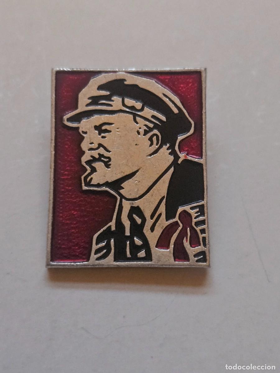 Pins de colecci&oacute;n: Pin - RETRATO LENIN - marco de cuadro - efigie dorada y negra sobre fondo rojo - aguja imperdible