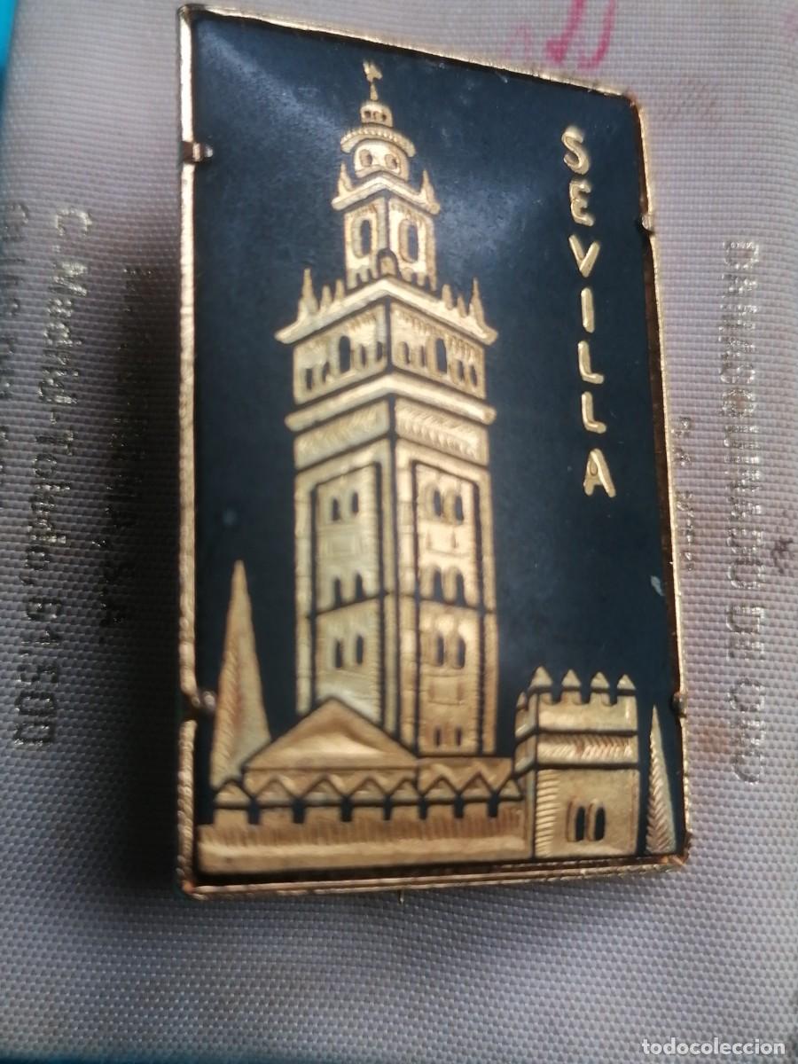 Pins de colecci&oacute;n: Pin insignia tipo imperdible Giralda Damasquinado de oro 24 kt