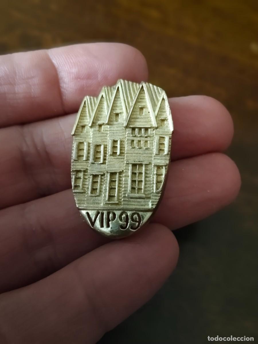 Pins de colecci&oacute;n: Insignia de alfiler VIP 99. - Foto 2