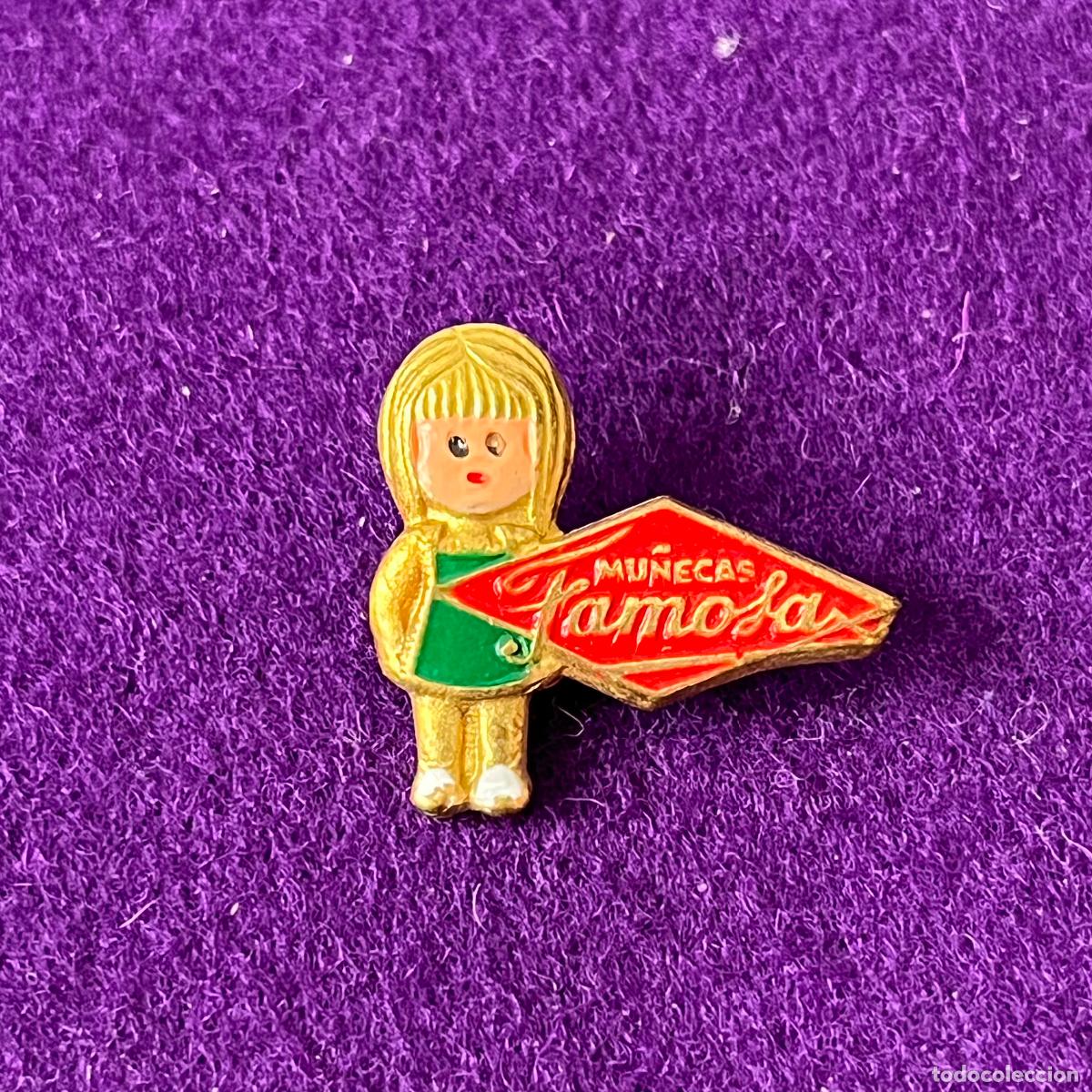 Pins de colecci&oacute;n: ANTIGUA INSIGNIA DE MU&Ntilde;ECAS DE FAMOSA. A&Ntilde;OS 50. ORIGINAL.