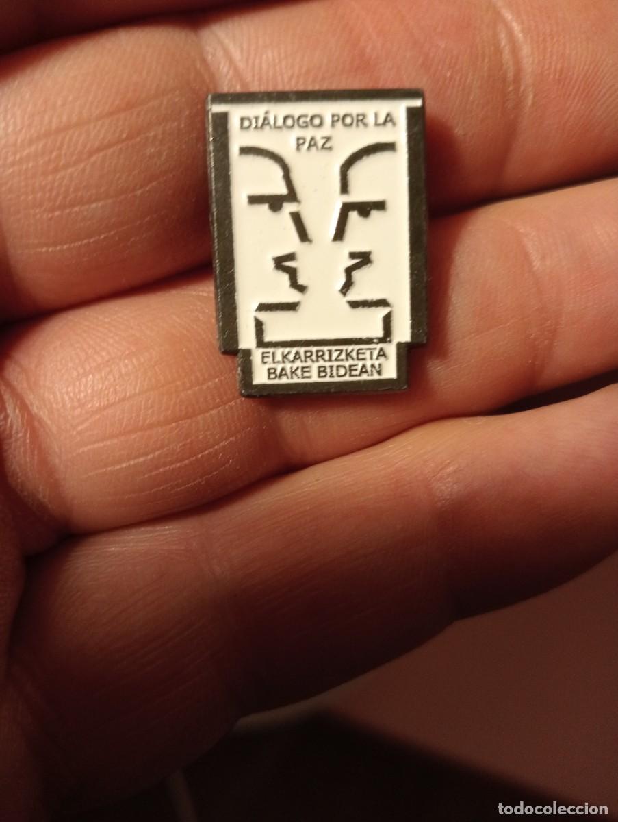 Collection pins: PINS POLITICA DI&Aacute;LOGO POR LA PAZ ELKARRIZKETA BAKE BIDEAN POL&Iacute;TICO SINDICAL PAIS VASCO EUSKADI