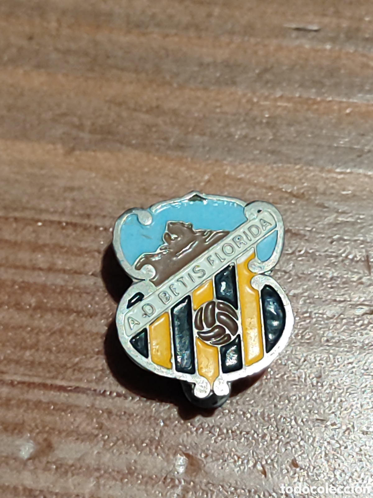Pins de colecci&oacute;n: Antiguo pin de ojal A.D. BETIS FLORIDA ALICANTE