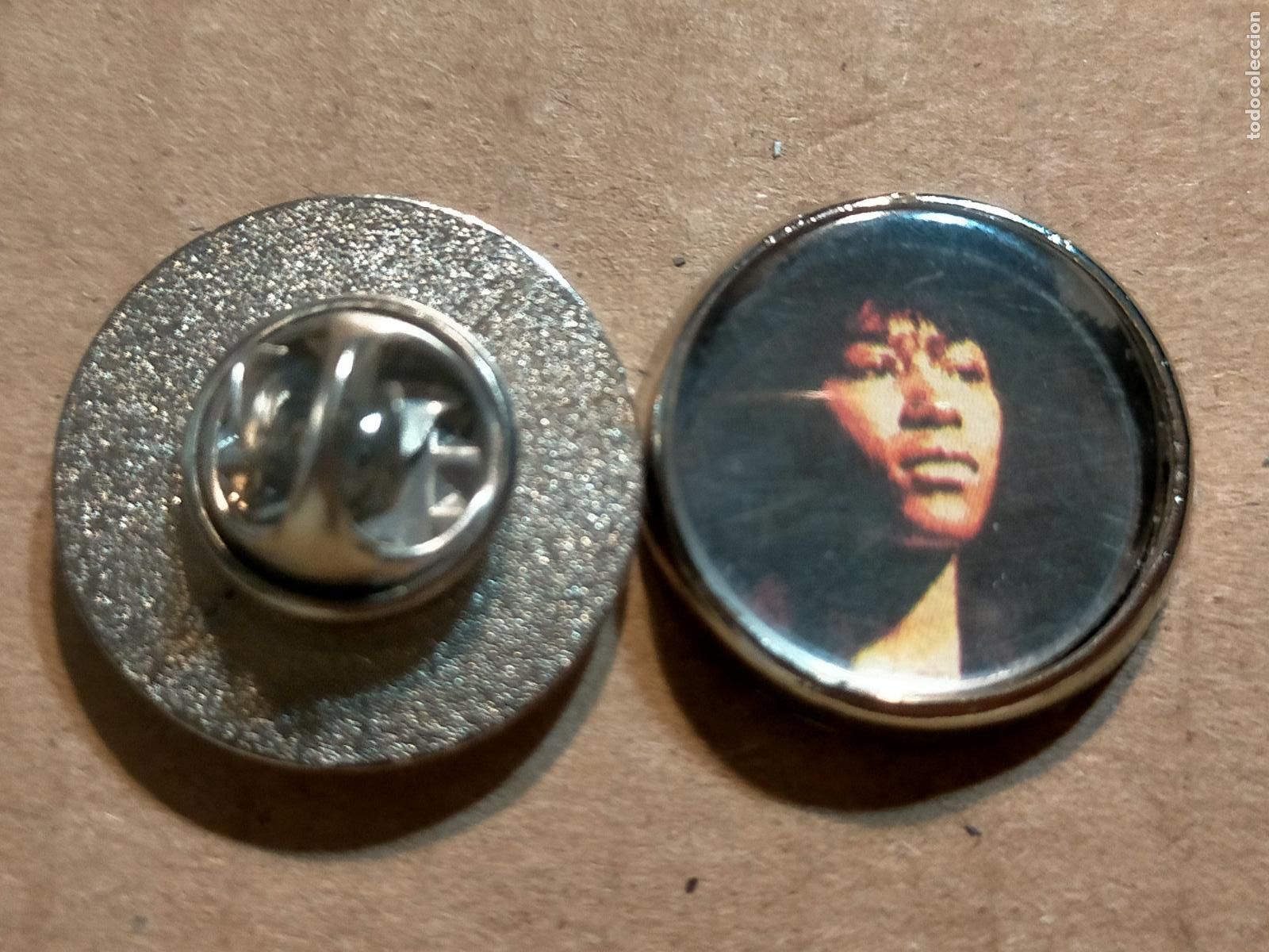 Collection pins: PIN REDONDO METAL - musica cantante rock componente grupo Joan armatrading