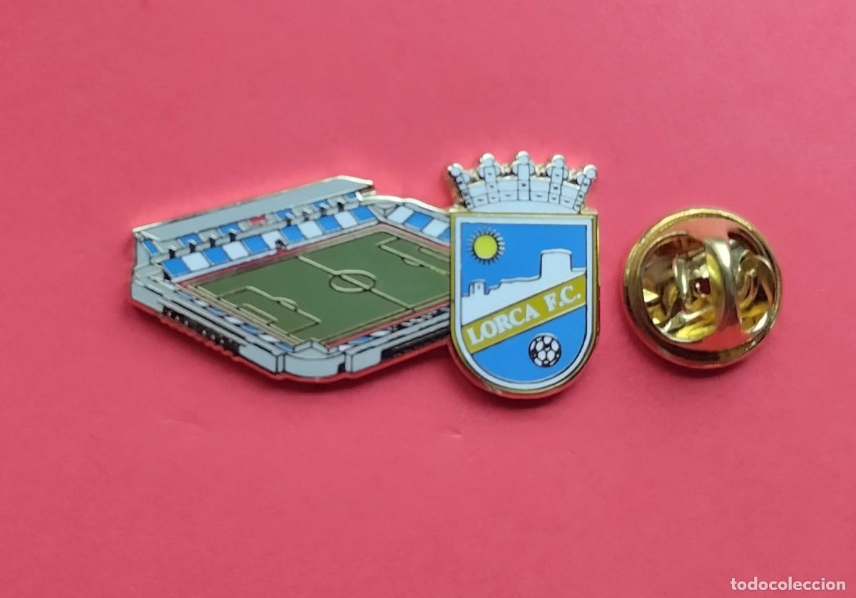 Sammlung von Pins: PIN FUTBOL - ESCUDO MAS ESTADIO - LORCA C F. - ESTADIO FRANCISCO ARTES CARRASCO