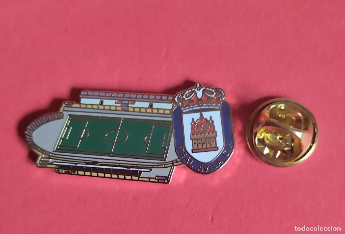 Sammlung von Pins: PIN FUTBOL - ESCUDO MAS ESTADIO - REAL AVILA - ESTADIO ADOLFO SUAREZ