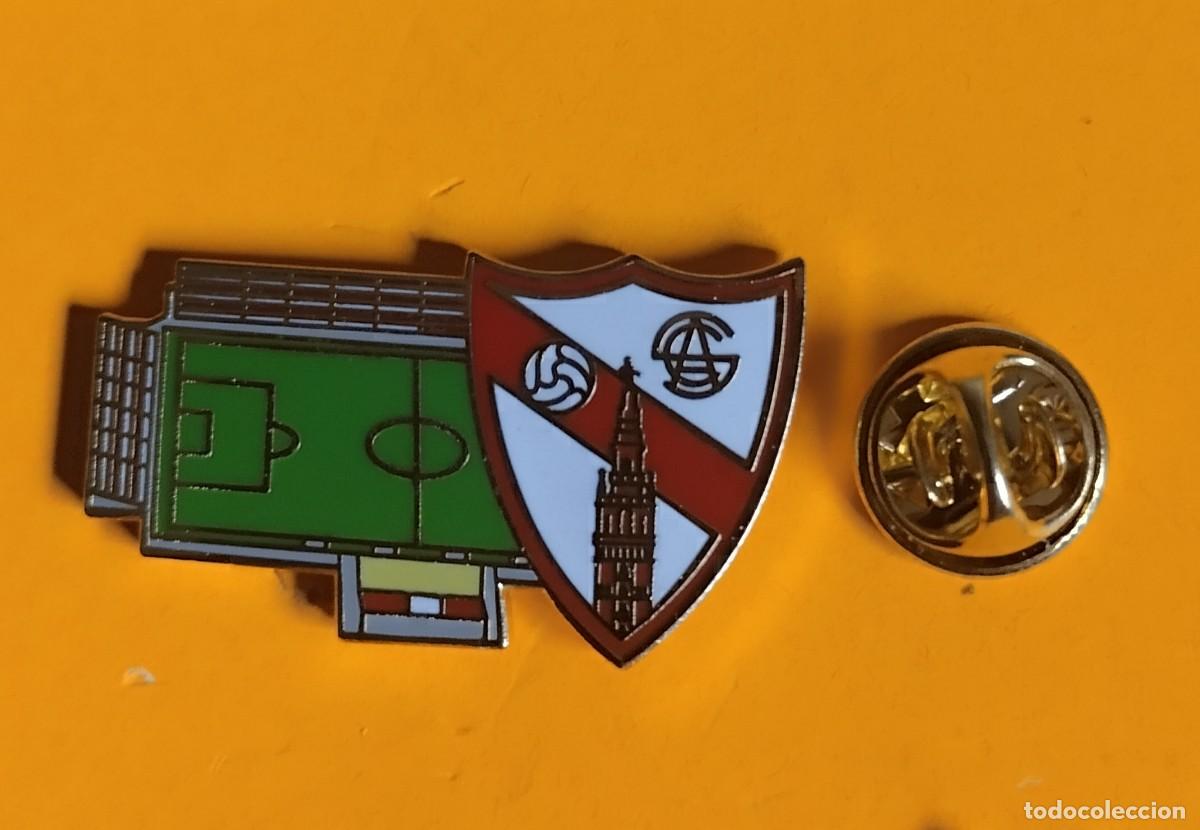 Pin's de collection: PIN FUTBOL - ESCUDO MAS ESTADIO - SEVILLA ATLETICO - ESTADIO JOSE RAMON CISNEROS PALACIOS