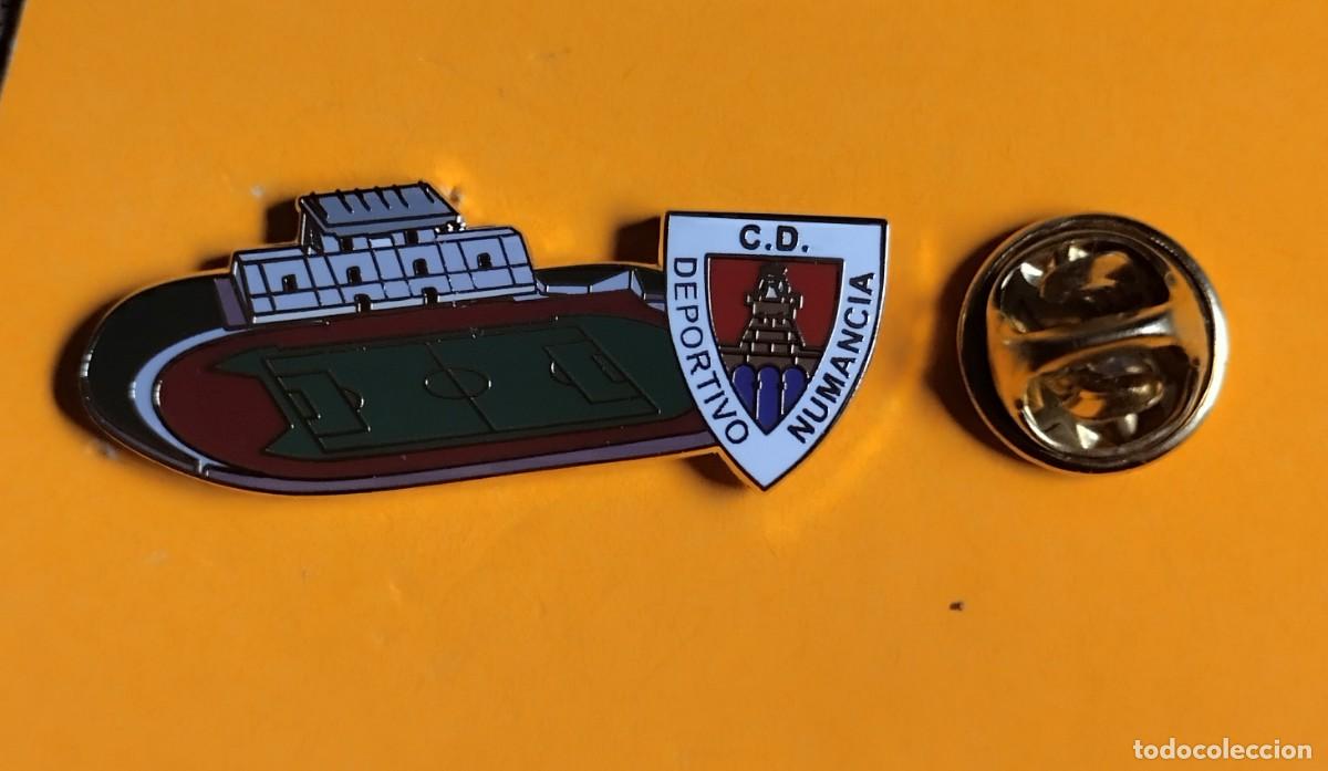 Pins de colecci&oacute;n: PIN FUTBOL - ESCUDO MAS ESTADIO - CLUB DEPORTIVO NUMANCIA - ESTADIO LOS PAJARITOS (ANTIGUO)