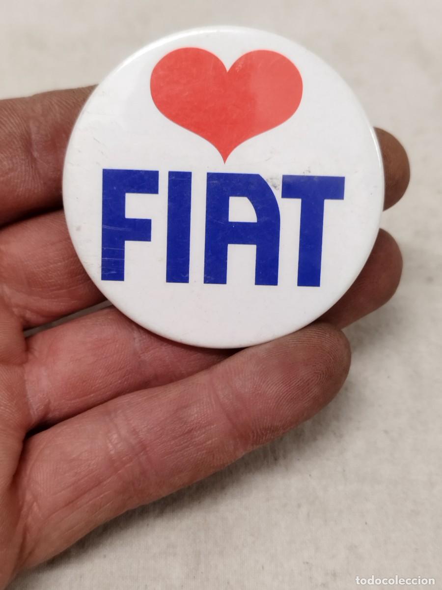Pins de colecci&oacute;n: Antigua chapa, imperdible. I love FIAT. Amo Fiat. Coche autom&oacute;vil.