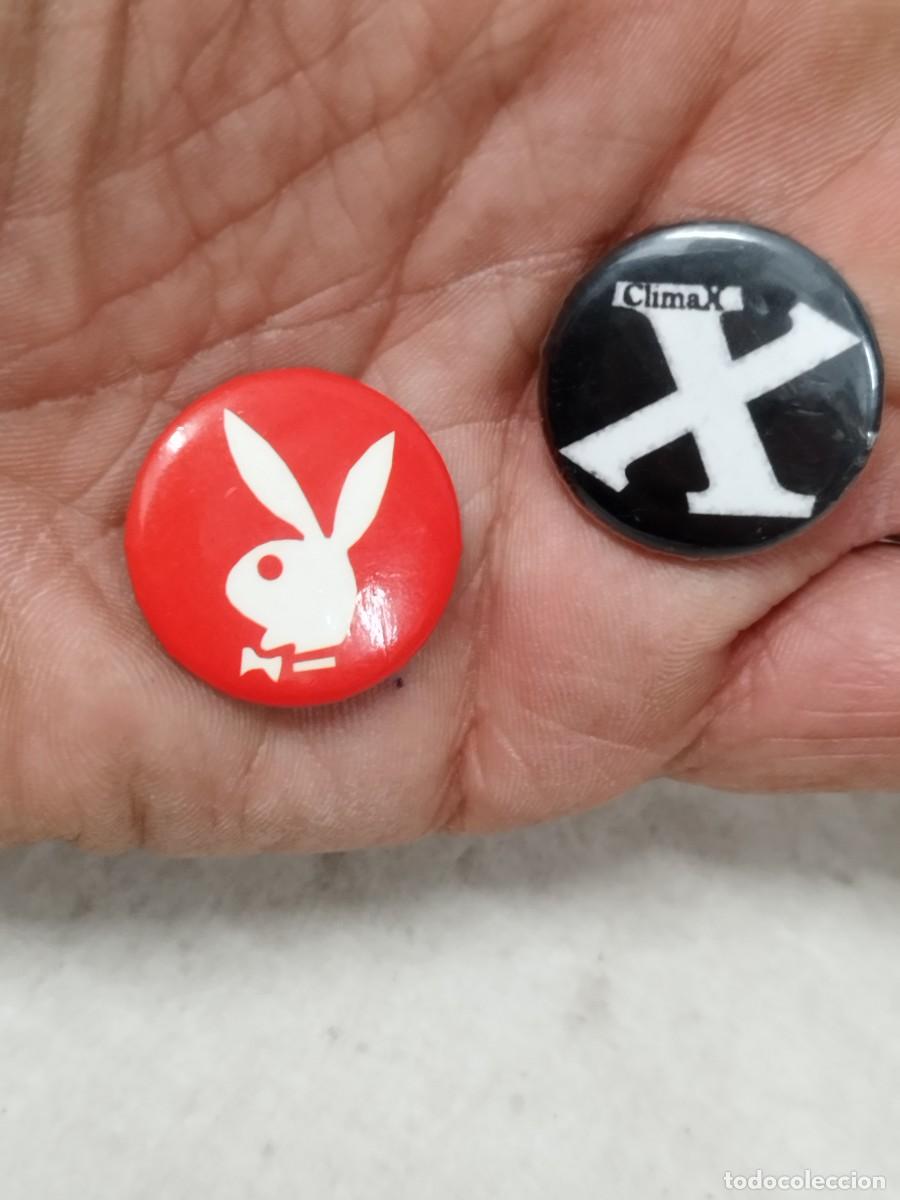 Collection pins: Dos antiguas chapas de playboy y Climax, tematica para adultos.