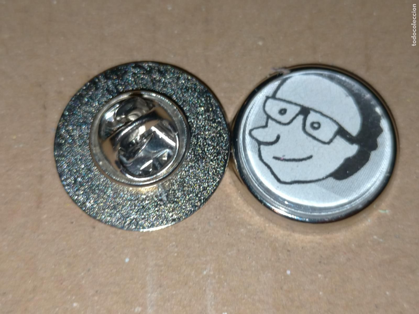 Sammlung von Pins: pin redondo metal - comic humor palmiro capon