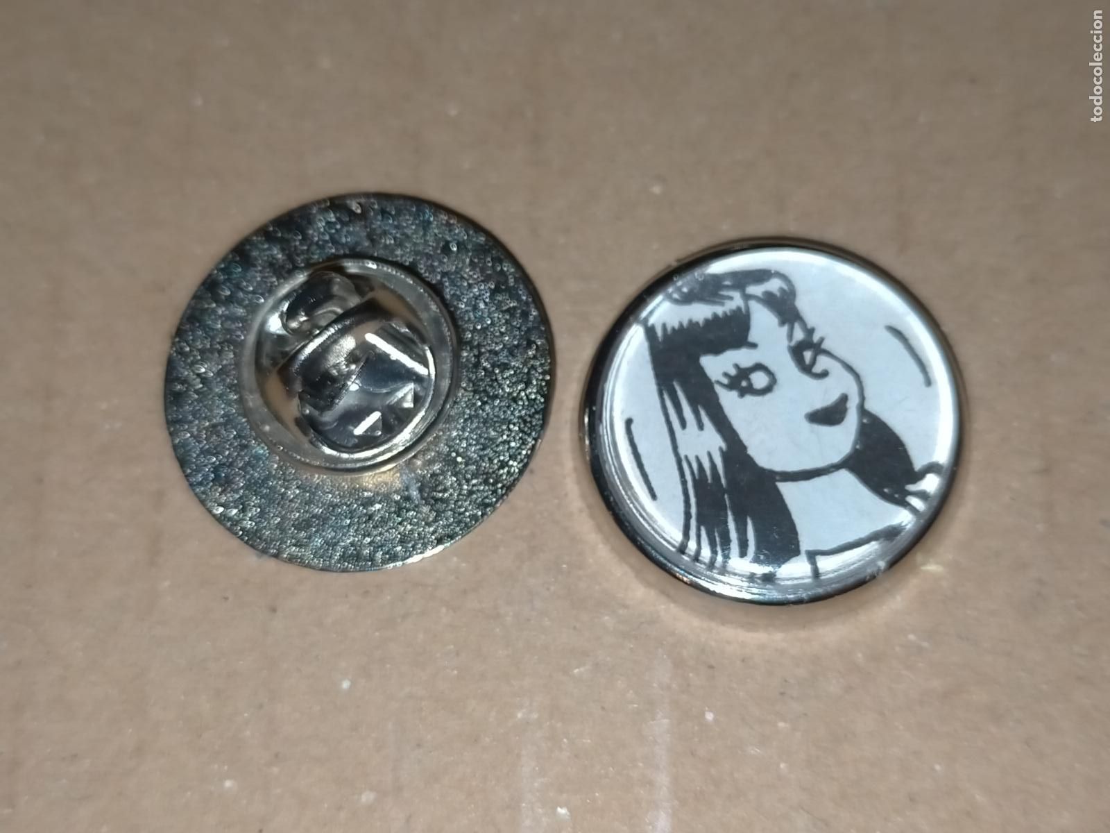 Pins de colecci&oacute;n: pin redondo metal - comic humor clara de noche