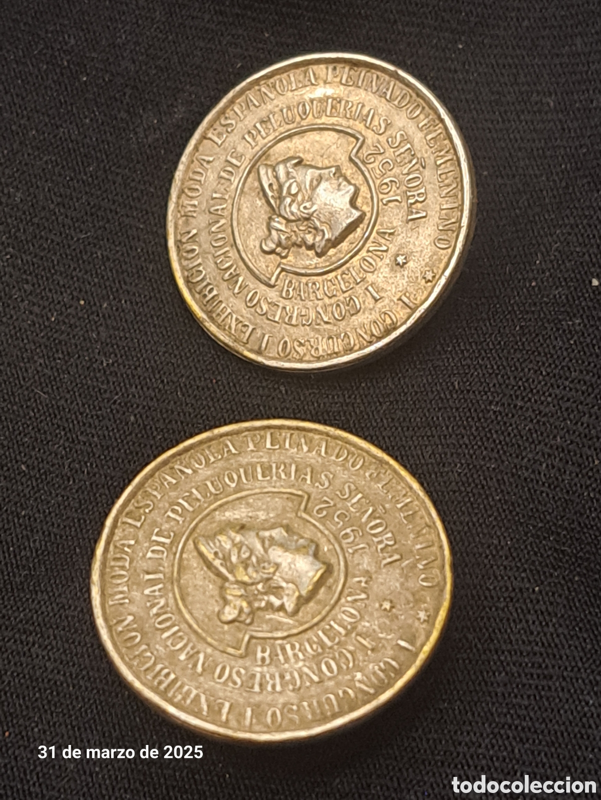 Pins de colecci&oacute;n: Lote de 2 insignias de 1&deg;congreso y exposici&oacute;n de moda espa&ntilde;ola peinados espa&ntilde;oles 1954