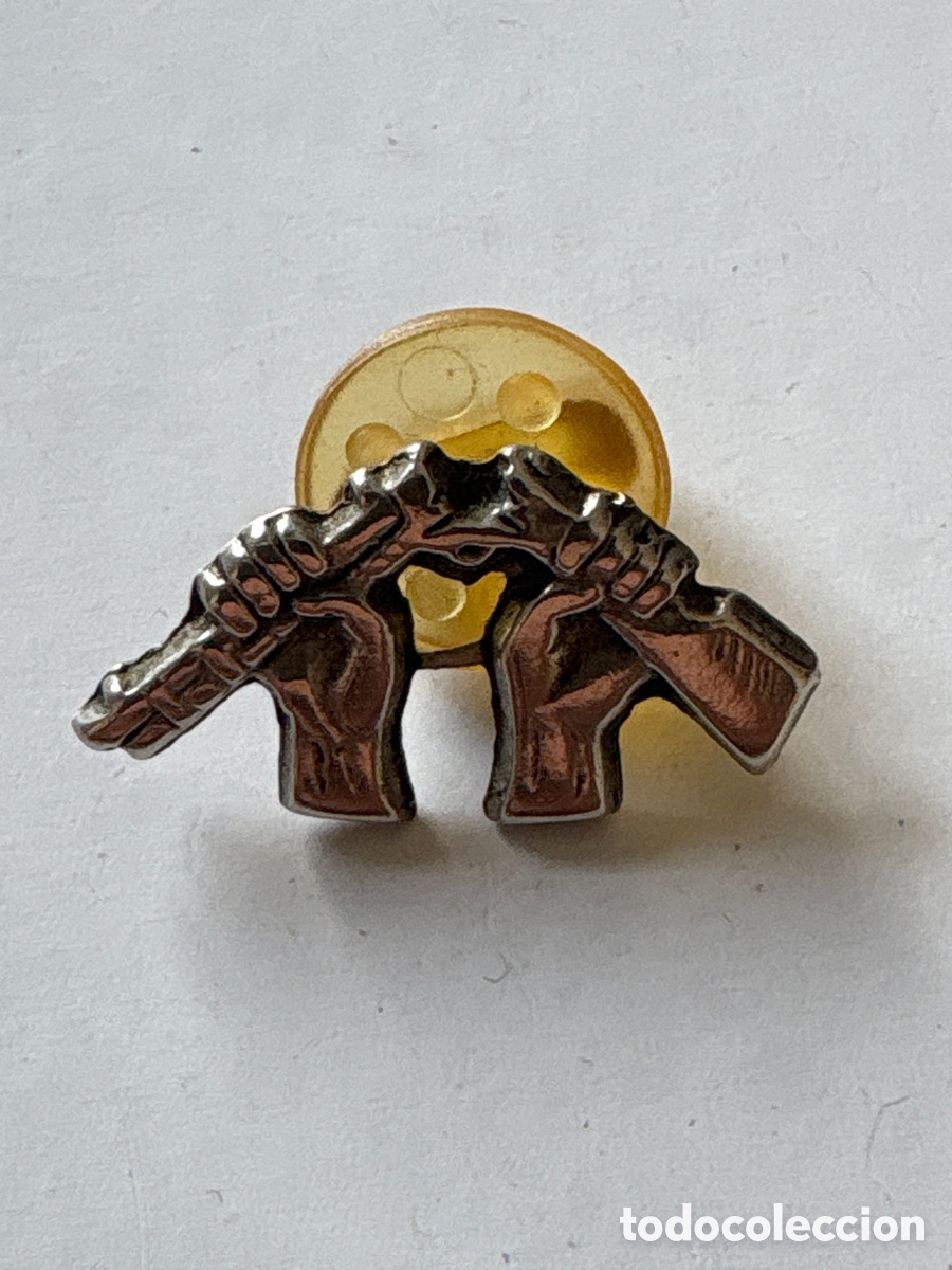 Pins de colecci&oacute;n: Pin Paz, rompiendo arma (A1) - Foto 1