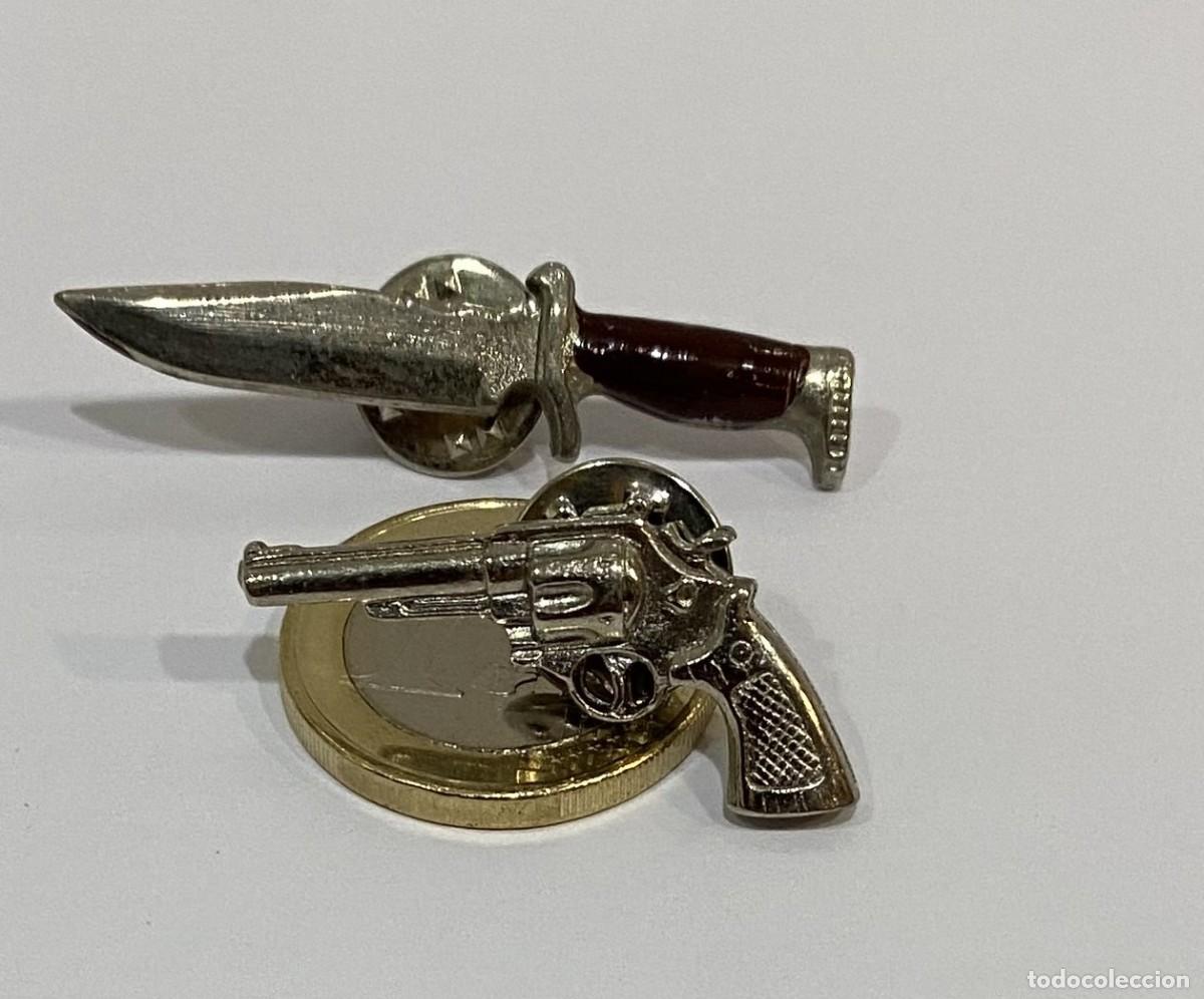 Pins de colecci&oacute;n: DOS PINS DE ARMAS - PIN DE PU&Ntilde;AL Y REV&Oacute;LVER