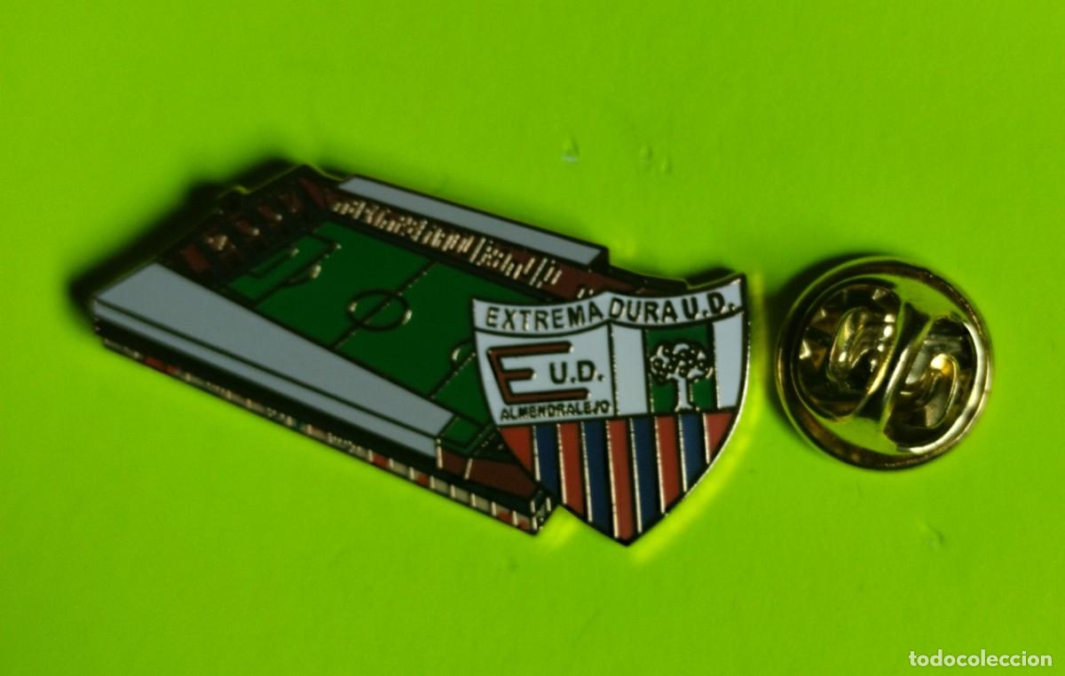 Pins de colecci&oacute;n: PIN FUTBOL - ESCUDO MAS ESTADIO - U.D. EXTREMADURA - ESTADIO FRANCISCO DE LA HERA