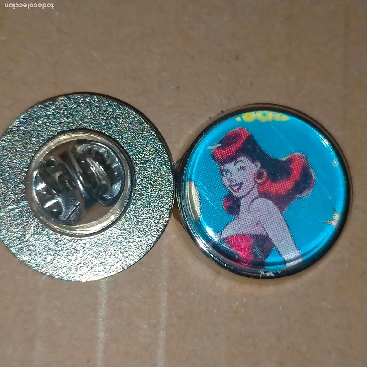 Pins de colecci&oacute;n: PIN REDONDO METAL - c&oacute;mic er&oacute;tico clara de noche