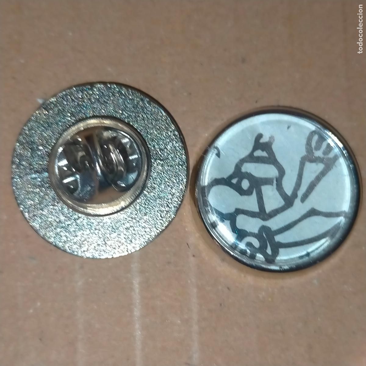 Pin's de collection: PIN REDONDO METAL - c&oacute;mic humor humorista forges