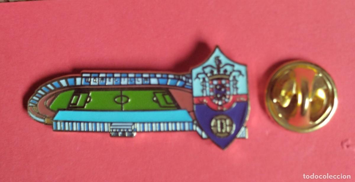 Pins de colecci&oacute;n: PIN FUTBOL - ESCUDO MAS ESTADIO - U.E. MELILLA - ESTADIO ALVAREZ CARO