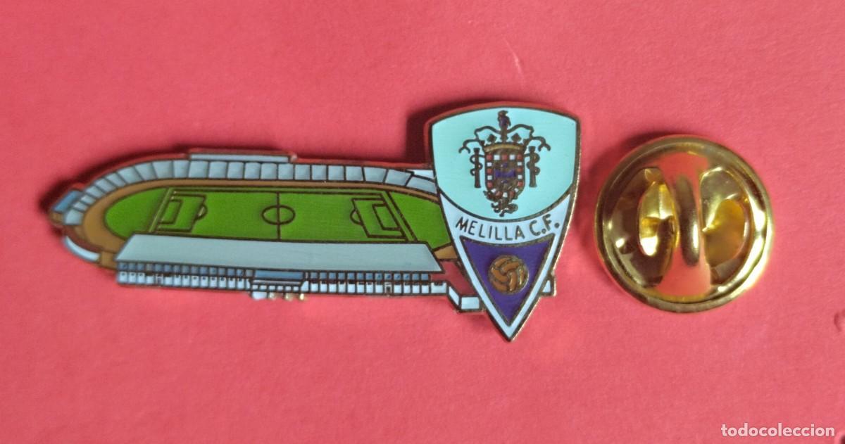 Pins de colecci&oacute;n: PIN FUTBOL - ESCUDO MAS ESTADIO - MELILLA C F - ESTADIO ALVAREZ CARO