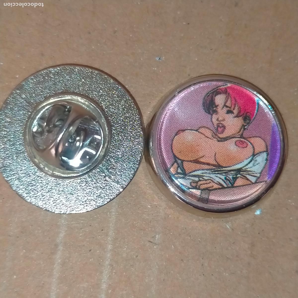 Pin's de collection: PIN REDONDO METAL - comic tipo manga erotico desnudo mujer sexi sex shop